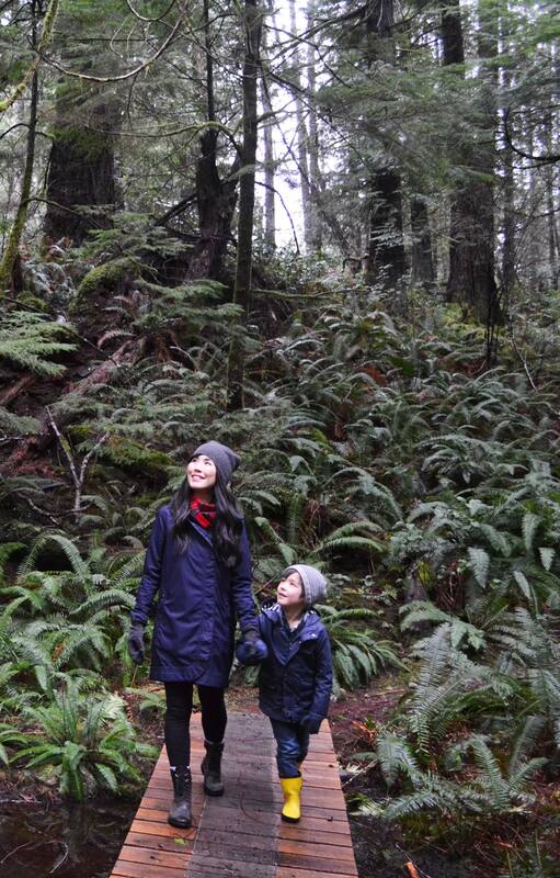 Melissa Lem paseando junto a su hijo en Kw'as Park, Cortes Island, Canadá.