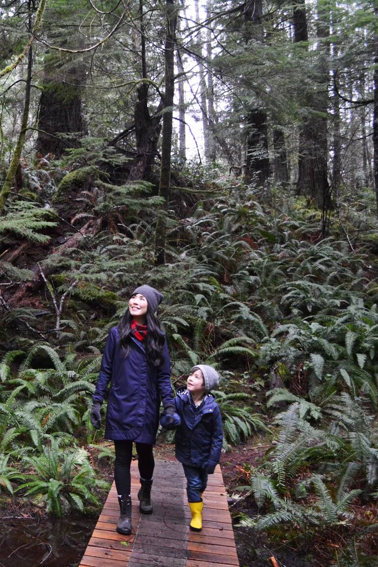 Melissa Lem paseando junto a su hijo en Kw'as Park, Cortes Island, Canadá.