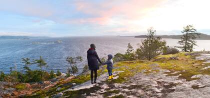 Melissa y su hijo contemplando un atardecer en Cortes Island.