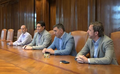 Meliton Eugenio Lopez junto a otros funcionarios de Tranoa (Fuente: Trasnoa)