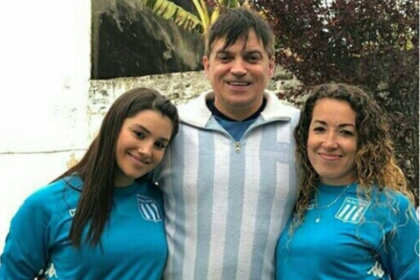 Melody y Sol junto a su padre, los tres con los colores de Racing