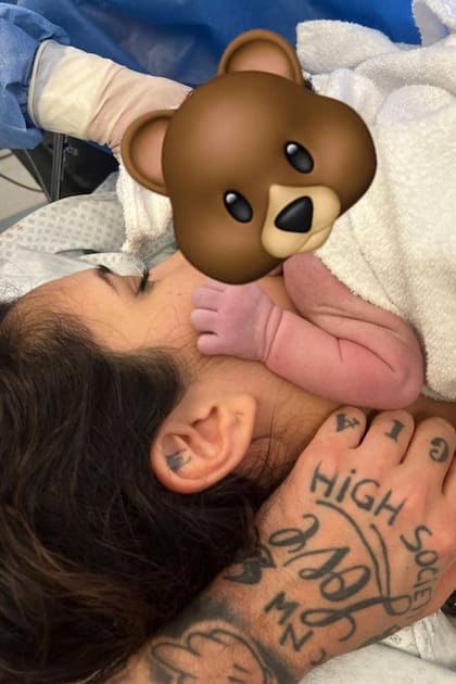 Melody Luz junto a su hija recién nacida, Venezia