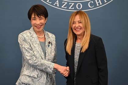Meloni estrecha la mano de Sanae Takaichi al final de una conferencia de prensa posterior a una reunión en Villa Doria Pamphili, en Roma