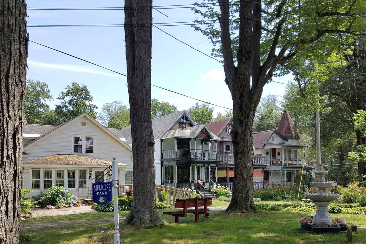 Melrose Park, en Lily Dale, pequeño poblado de Nueva York famoso por sus medios y espiritistas