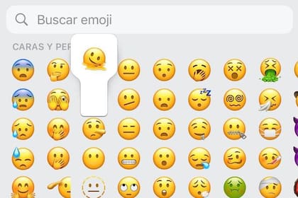 Melting face o la cara derretida se encuentra dentro de los emojis amarillos de WhatsApp