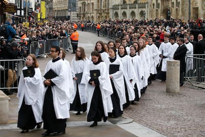 Arriban los miembros del coro al funeral
