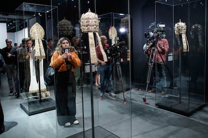 "Cuerpos celestiales, la moda y la imaginería católica" es la exhibición más grande que ha producido el Instituto de moda del MET