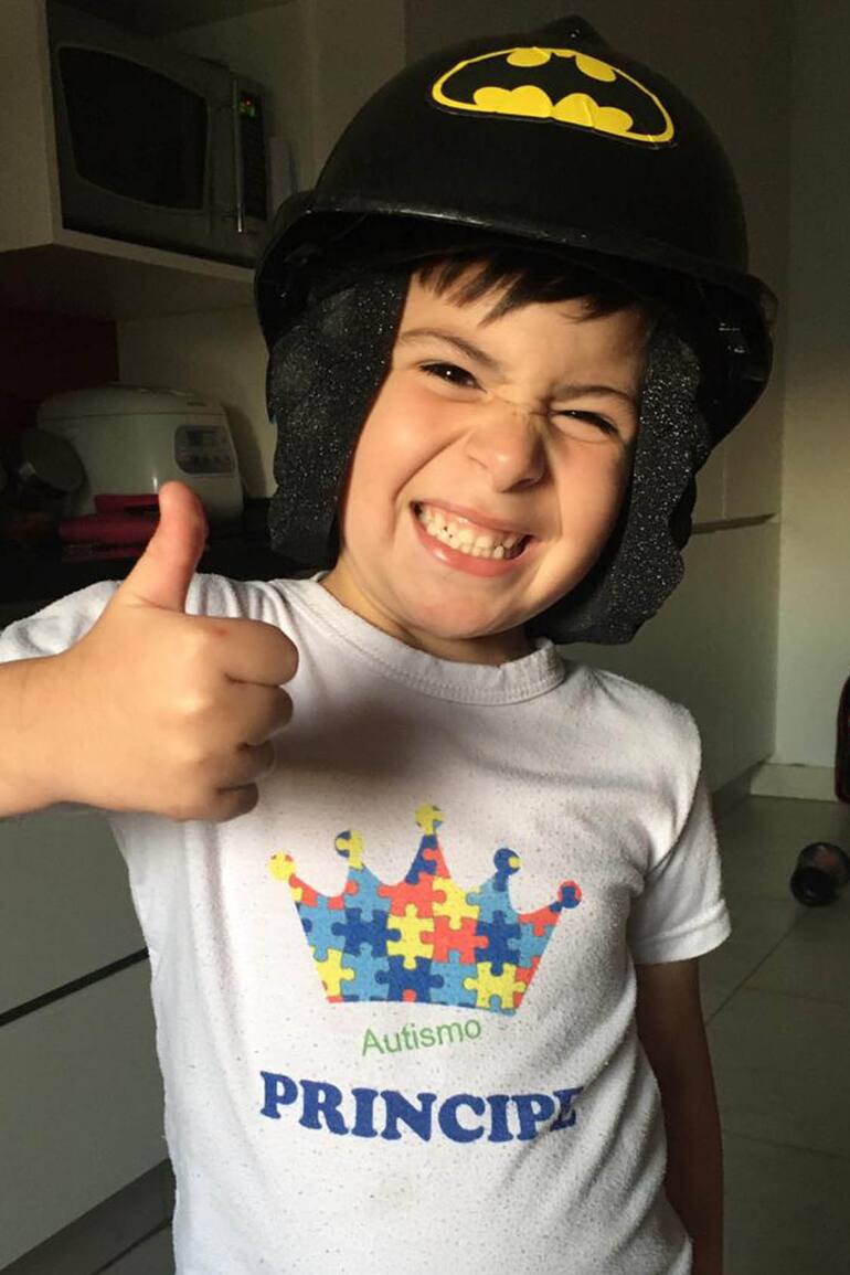 Meme (6) tiene TEA y cuando escucha los estallidos de los fuegos artificiales, se golpea la cabeza contra objetos filosos. Por eso, este año le diseñaron un casco que aisla los sonidos externos y también, le permite reproducir música mediante un mp3.