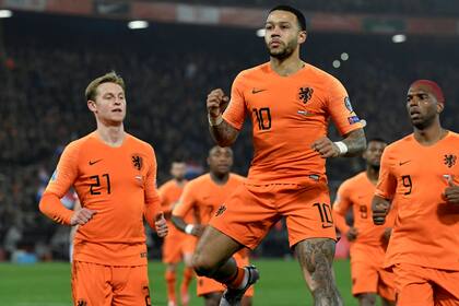 Memphis Depay de Holanda celebra su tercer gol con compañeros