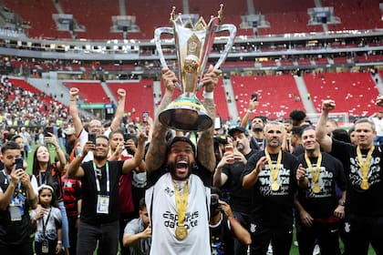 Memphis Depay levanta la Supercopa de Brasil en los festejos de Corinthians