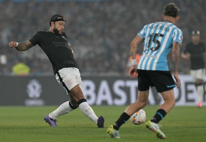Memphis Depay también jugó frente a Racing, en el Cilindro de Avellaneda, por la Copa Sudamericana 2024 que la Academia conquistaría.