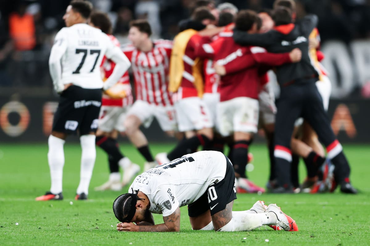 Memphis Depay terminó en el piso tras fallar su penal, mientras los jugadores de Estudiantes festejaban el pase a las semifinales de la Copa Libertadores