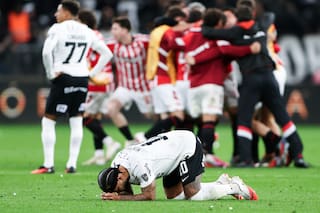 Insultos, salida del estadio a escondidas y pintadas en Corinthians: "Salario de millones, fútbol de centavos"