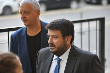 Mena, el martes, junto a Horacio Pietragalla, en los tribunales de Comodoro Py durante la declaración de Cristina Kirchner en el juicio de los cuadernos de las coimas