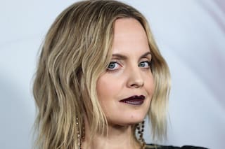 Mena Suvari contó que su expareja la obligó a tener un trío sexual con otra mujer