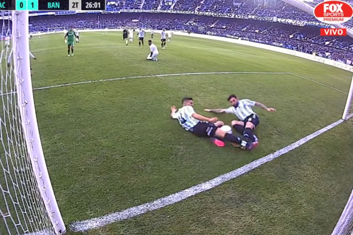 Mena y Quiroz se lanzan para desviar la pelota, que terminará adentro del arco de Racing