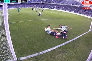Mena y Quiroz se lanzan para desviar la pelota, que terminará adentro del arco de Racing