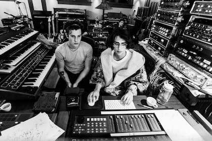 Mendes en un estudio de Malibú con su amiga y frecuente coescritora Teddy Geiger. A principios de este año, lanzaron una versión de "Under Pressure", el hit de Queen y David Bowie