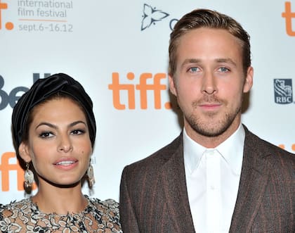 Mendes y Gosling hicieron una de sus primeras apariciones públicas como pareja durante la presentación de Cruce de caminos en el Festival Internacional de Cine de Toronto de 2012; desde entonces, mantuvieron su relación lejos de la exposición mediática