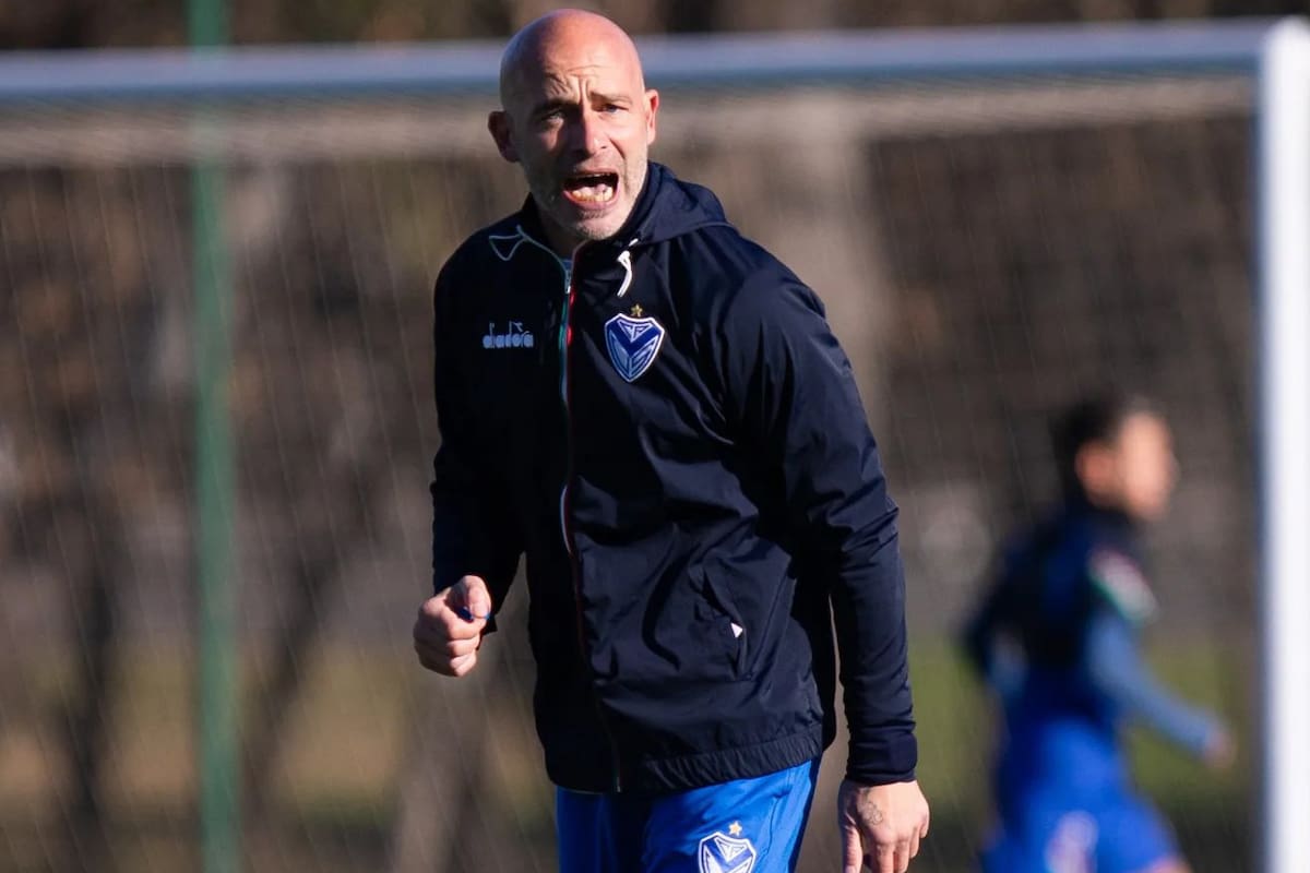 Méndez, al frente de su primera práctica como DT de Vélez