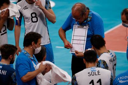 Méndez da indicaciones en un tiempo muerto dle partido entre la Argentina y Francia