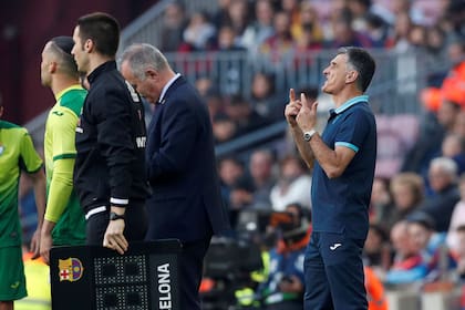 Mendilibar, el entrenador de Eibar, da indicaciones durante el partido. Su equipo se fue goleado del Camp Nou
