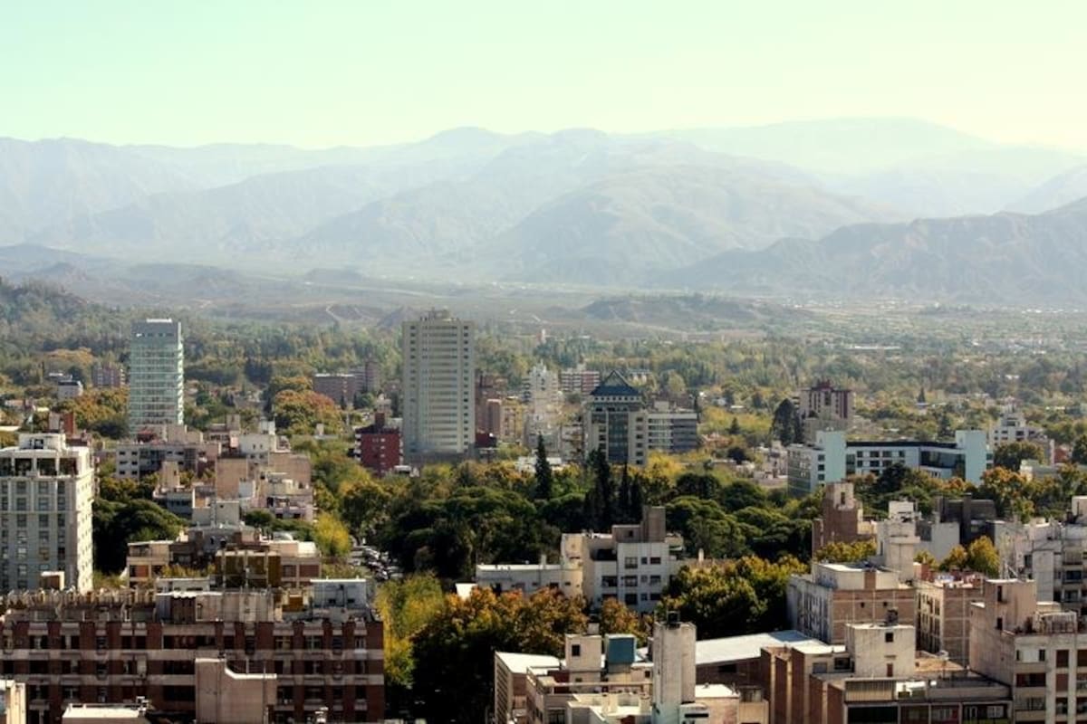 Mendoza 16 DE DICIEMBRE 2010 LEY DE SUELO SOCIEDADMENDOZA ENTRARA EN UNA SECTORIZACION DE EDIFICIOS PARA CUMPLIR CON LA LEY DE SUELO. EN LA FOTO VISTA AEREA DEL CENTRO DE MENDOZAFOTO: ORLANDO PELICHO