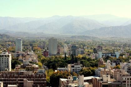 Mendoza 16 DE DICIEMBRE 2010 LEY DE SUELO SOCIEDADMENDOZA ENTRARA EN UNA SECTORIZACION DE EDIFICIOS PARA CUMPLIR CON LA LEY DE SUELO. EN LA FOTO VISTA AEREA DEL CENTRO DE MENDOZAFOTO: ORLANDO PELICHO