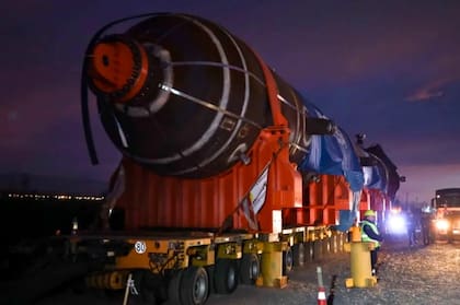La pieza de 456 toneladas logró cruzar el puente de la Ruta 7 y la 15
