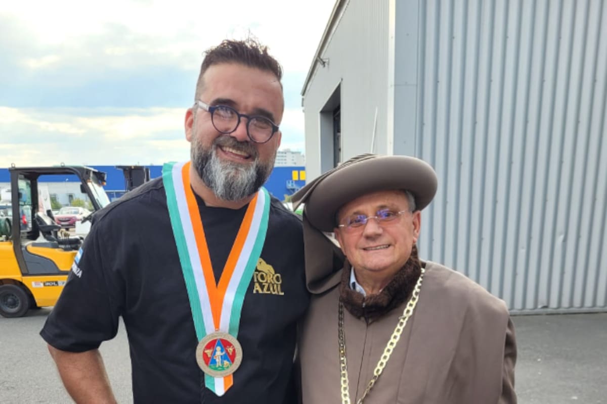 Mendoza galardonado junto a uno de los miembros de la Cofradía de Saint Uguzon, en Francia