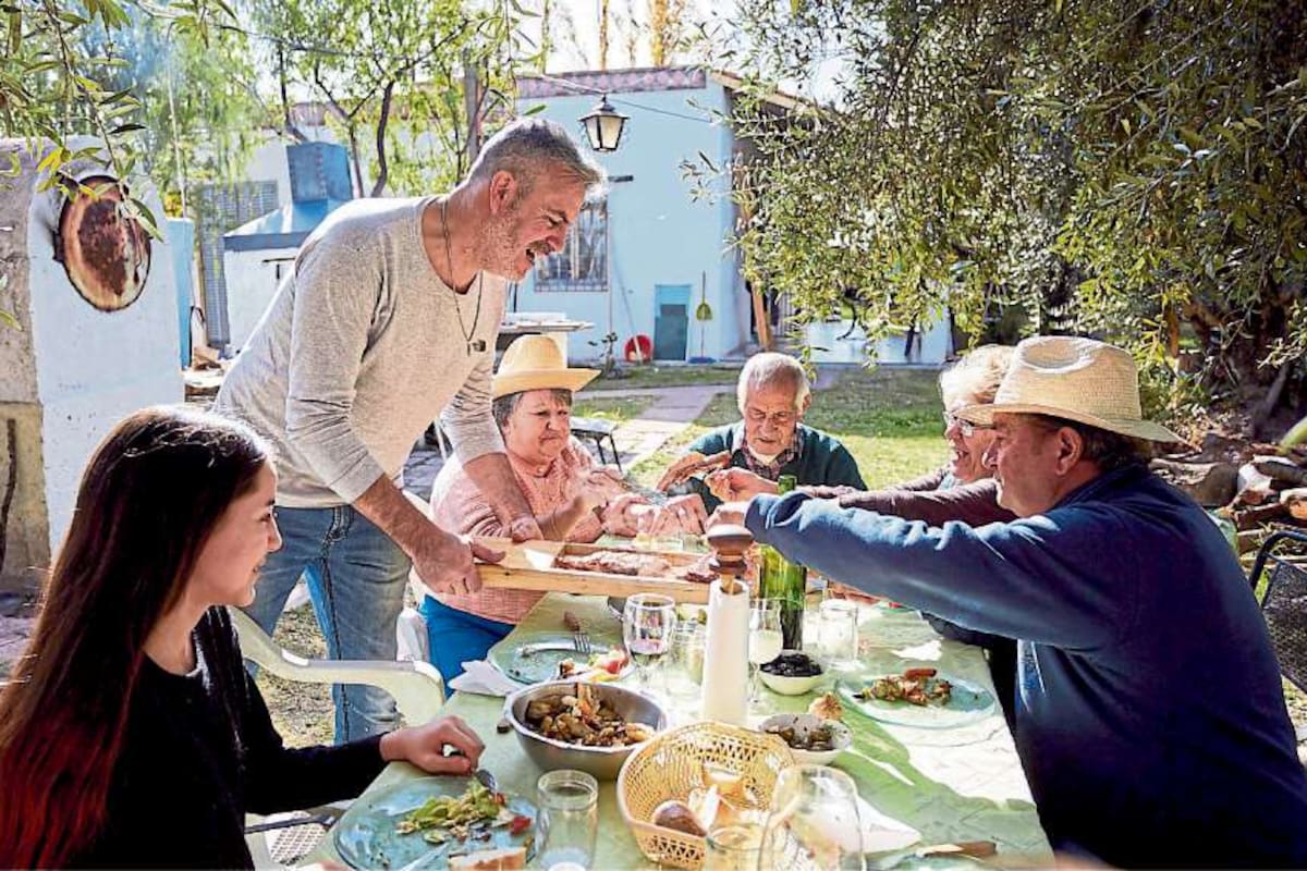 MENDOZA.- Hasta el sol del otoño se portó para la ocasión. No hubo besos ni abrazos, pero sí el tradicional "aplauso para el asador". La familia Caffe (foto) brindó con emoción durante el encuentro bajo unos olivos en Maipú. Ayer para muchos mendocinos fue una gran jornada: pudieron reenco