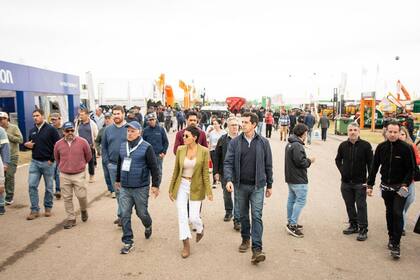 Mendoza y De Pedro, recorriendo la muestra junto a Rafael Magnanini (Exponenciar)