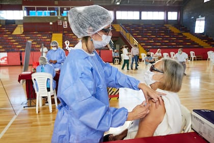 Mendoza ya avanzó con la vacunación de adultos mayores