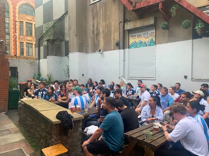 Mené Bahillo de Westen, oriunda de San Isidro y radicada en Manchester, junto a un grupo de amigos argentinos en un pub inglés