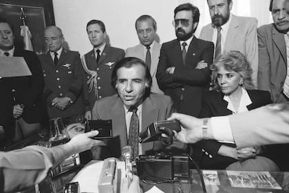 Menem anuncia los indultos a militares y montoneros, el 7 de octubre de 1989