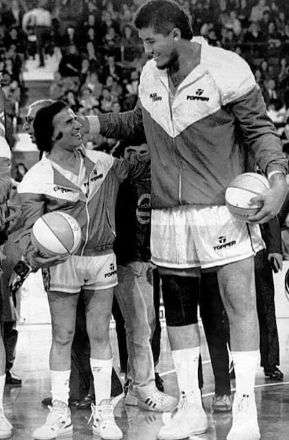 Menem junto al gigante González en el Luna Park