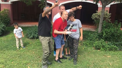 Menem pilotea un drone en La Rioja