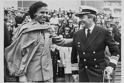 Menem y Ferrer en el acto por el día de la armada, el 17 de mayo de 1990 Reproducciones que pertenecieron al archivo de Tiempo Argentino, Cronista Comercial y La Opinión. Muchas son de las agencias DyN y Telam. Corresponden a la década del 70 y 80. Hernán Zenteno/Reproducción