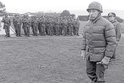 Menéndez pasa revista de las tropas, en Malvinas
