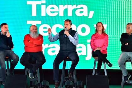 Menéndez (Somos Barrios de Pie), Pérsico y Patricia Cubría (Movimiento Evita), y Alderete, (Corriente Clasista y Combativa), con Massa en un acto de campaña en el club Ferrocarril Oeste