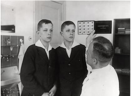 Mengele elegía, entre otros, a los gemelos que llegaban a Auschwitz pera experimentar con ellos