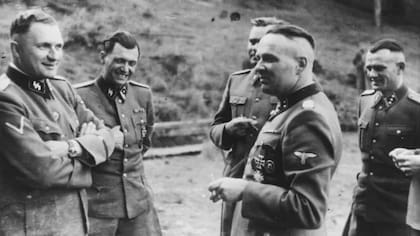 Mengele (segundo en la izquierda) era conocido con el apodo "Ángel de la muerte" por la manera fría con la que, con un gesto de la mano, despachaba a los prisioneros a la muerte