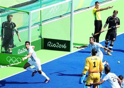 Menini festeja el cuarto gol de los Leones sobre Alemania