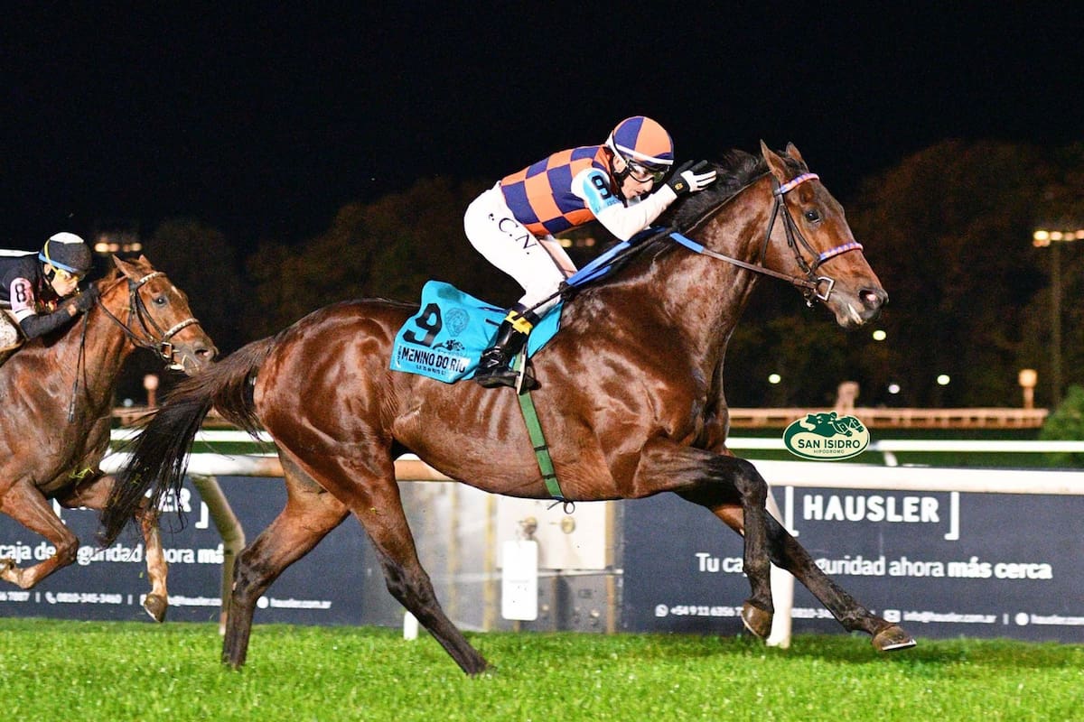 Menino do Río se impuso en el Gran Premio 25 de Mayo en San Isidro y su jockey, Juan Noriega, tuvo tiempo para hacer su festejo característico al ritmo del cuarteto.