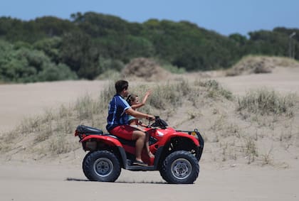Menores de edad manejan un cuatriciclo en El Arenal, en Costa del Este