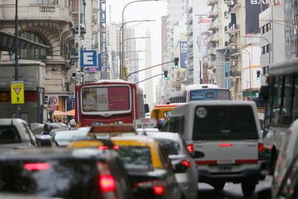 Menos autos, zonas vedadas y tecnología, la apuesta del futuro contra el colapso de tránsito