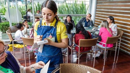 Menos camareros por mesa también es skimpflation ya que el cliente obtiene peor servicio