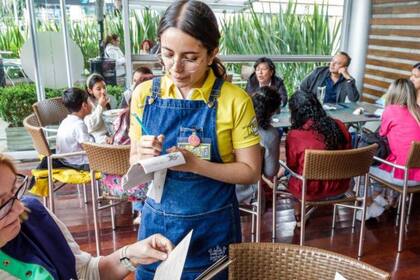 Menos camareros por mesa también es skimpflation ya que el cliente obtiene peor servicio