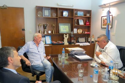 Menotti, en la oficina de Chiqui Tapia; junto a ellos, Taraborelli