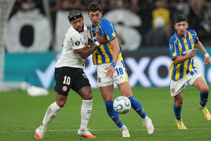Menphis Depay forcejea con Julián Fernández: la estrella neerlandesa ingresó y con una estocada modificó el resultado
